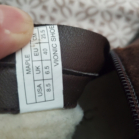 Vionic Boots Size 8.5 . - Picture 9 of 16